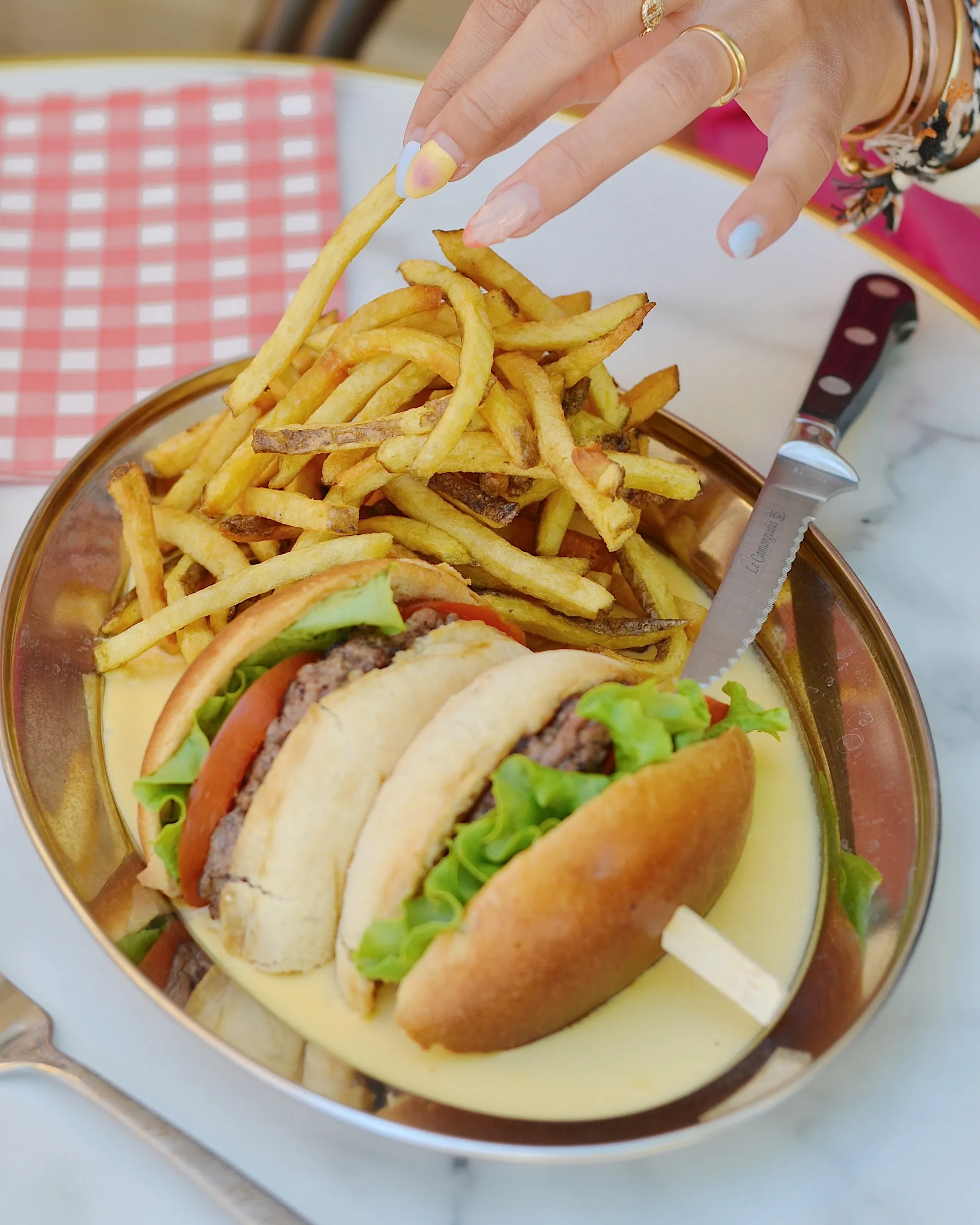 Burger et frites maison au déjeuner, restaurant Nîmes centre