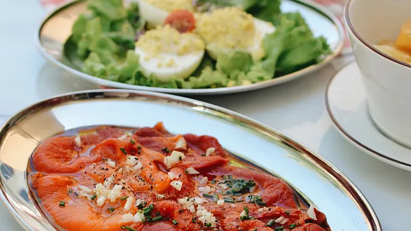 Entrées à partager sur une table de la Brasserie des Fleurs à Nîmes