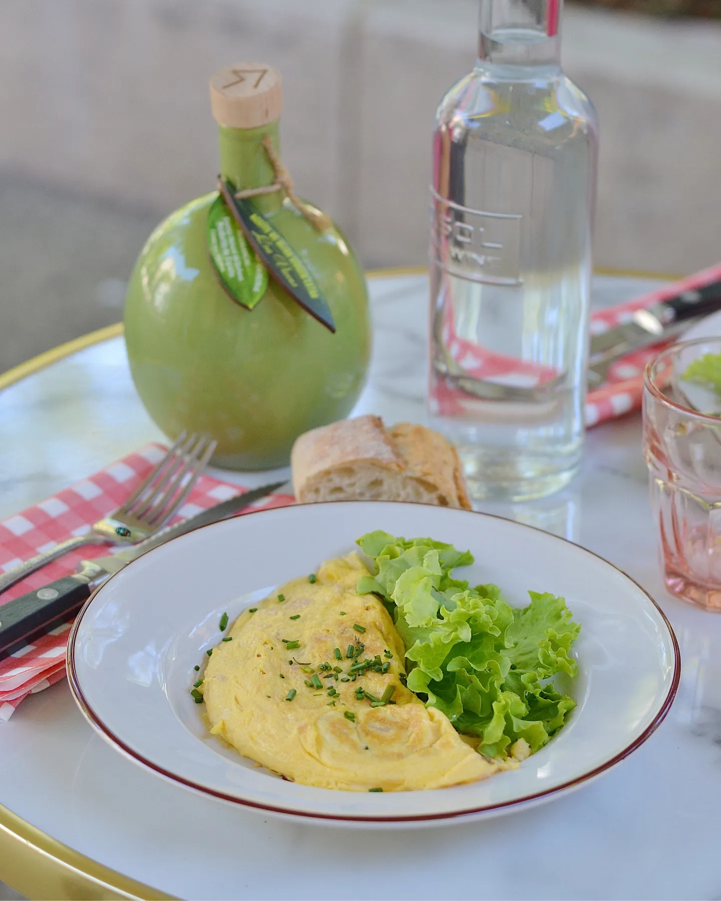 Omelette maison et salade, déjeuner à Nîmes