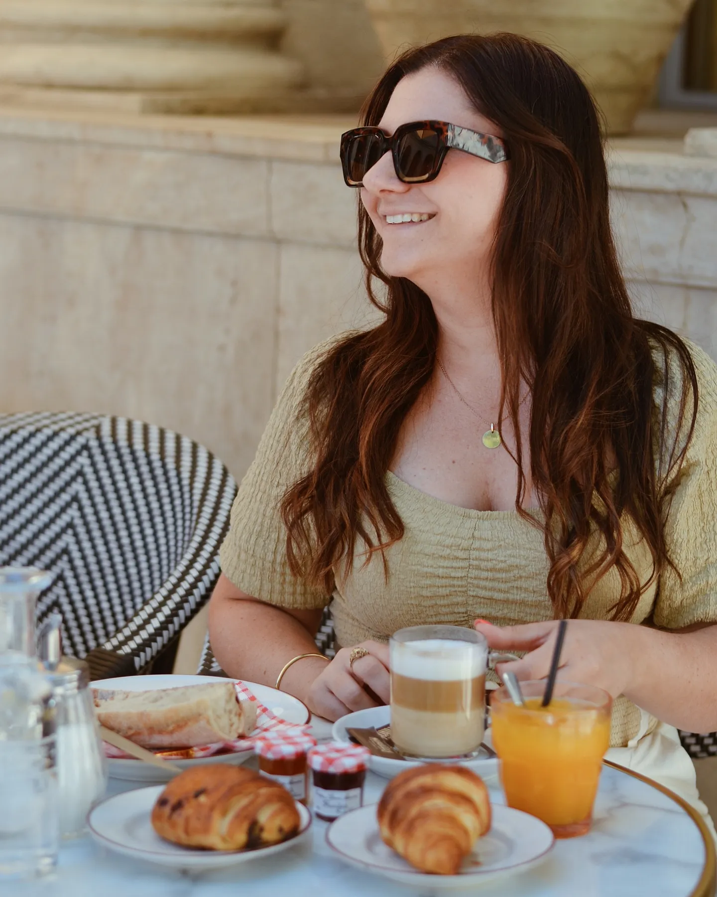 Cliente en terrasse d'un restaurant du centre de Nîmes