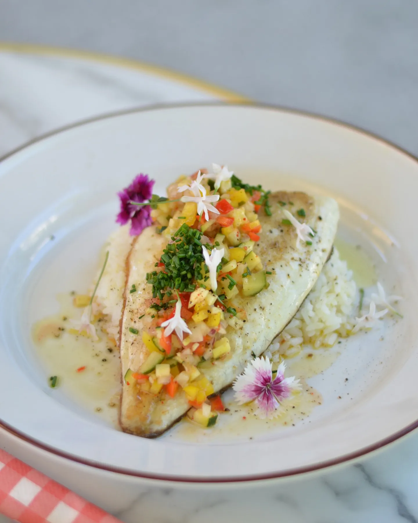 Filet de poisson et petits légumes, cuisine de brasserie