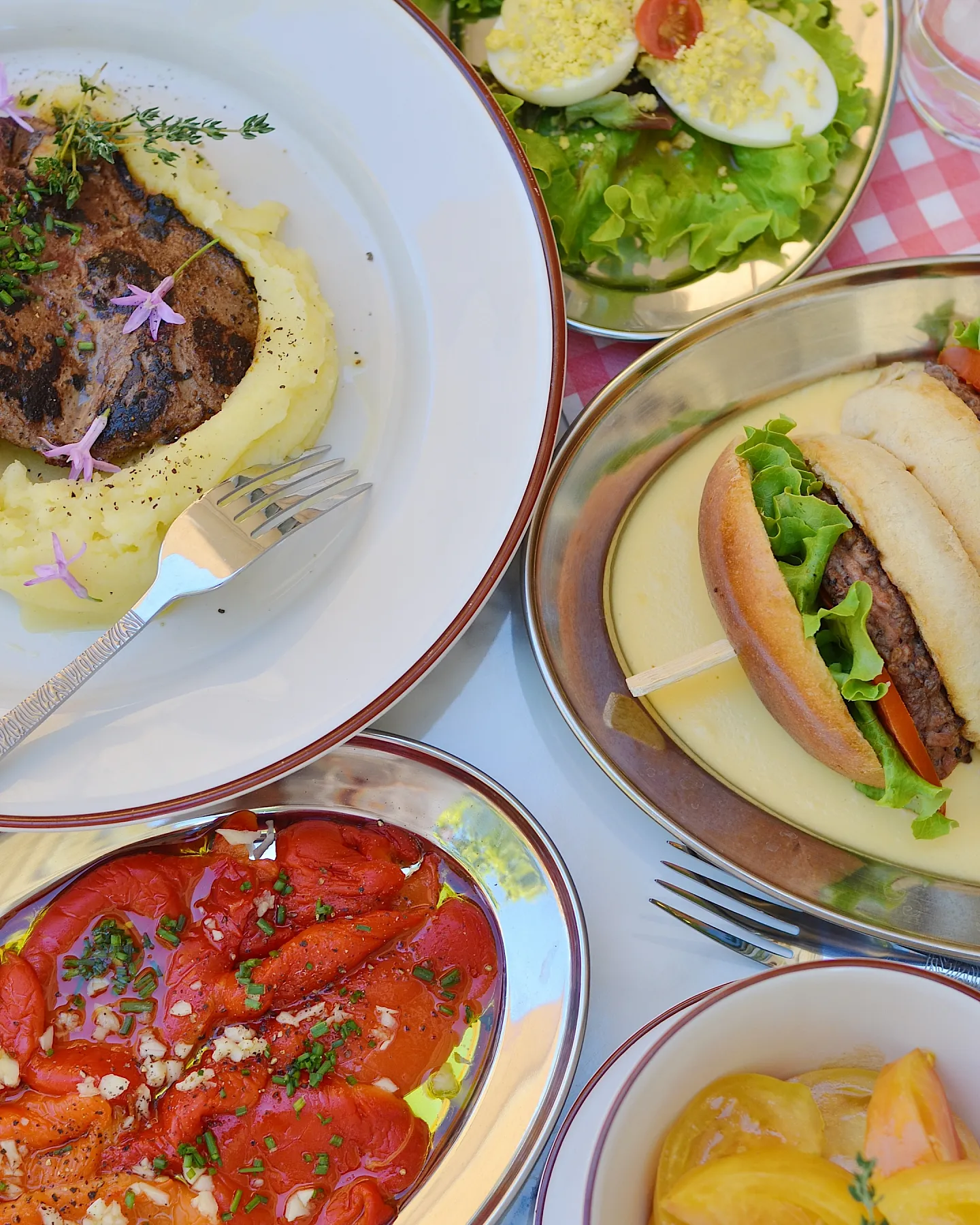 Tablée du déjeuner vue de dessus, brasserie à Nîmes