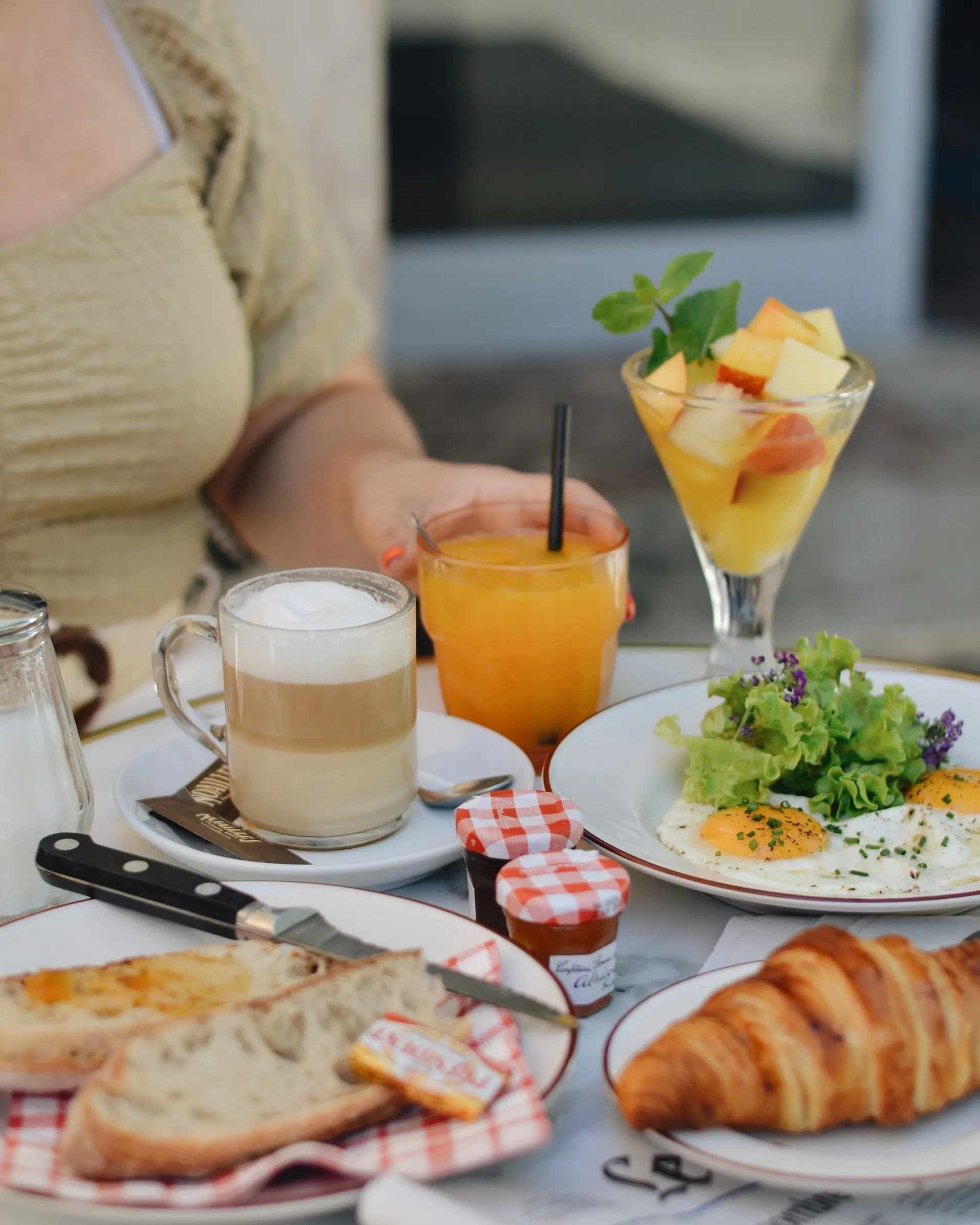 Petit-déjeuner complet avec œufs au plat et jus pressé
