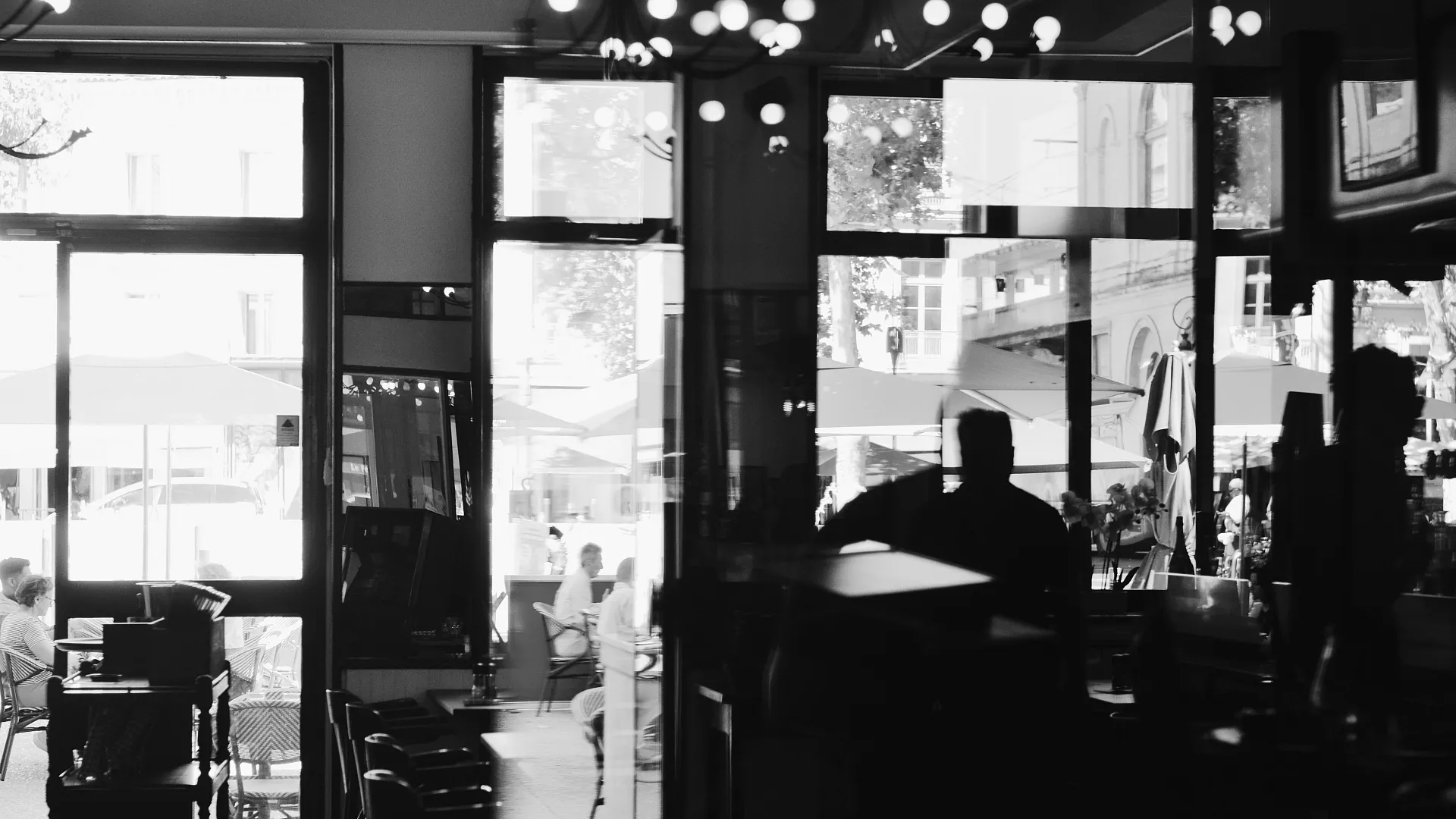 Salle et vitrines de la Brasserie des Fleurs, en noir et blanc